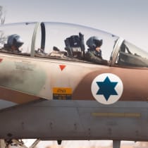  Pilotos de la FAI sentados en su jet preparándose para ataques contra objetivos Houthi en Yemen, 26 de diciembre de 2024.