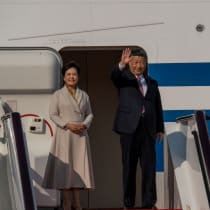  El presidente de China, Xi Jinping, saluda junto a su esposa, Peng Liyuan, antes de su salida de Macao el 20 de diciembre de 2024.