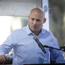  NAFTALI BENNETT asiste a una ceremonia de conmemoración 30 días después de la muerte del soldado Yona Brif, herido el 7 de octubre de 2023, en el cementerio militar del Monte Herzl en Jerusalén, la semana pasada. El ex primer ministro se da cuenta de que la cuestión palestina no puede ser ignorada