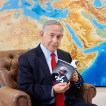  El ex primer ministro Benjamin Netanyahu con su nuevo libro, "Bibi: Mi historia" 