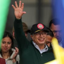  El presidente de Colombia, Gustavo Petro, saluda a sus seguidores mientras asisten a una marcha en apoyo a las reformas en los sectores de salud, jubilación, empleo y prisiones propuestas por su gobierno, en Bogotá, Colombia, 1 de mayo de 2024. Subido el 10/5/2024