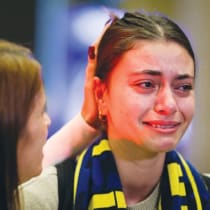  Un aficionado al fútbol del MACCABI de Tel Aviv recibe consuelo al regresar al aeropuerto Ben-Gurion en un vuelo de rescate de El Al procedente de Ámsterdam, tras el ataque sufrido por israelíes tras un partido con el Ajax en noviembre.
