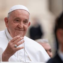  Papa Francisco. El Vaticano anuncia nuevas directrices que permiten a los homosexuales ser sacerdotes en Italia bajo voto de celibato.