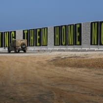  Un vehículo militar israelí pasa junto a pancartas en las que se lee "Bring Them Home Now" (Traedlos a casa ya), en medio del actual conflicto entre Israel y Hamás, en el lado israelí cerca de la frontera entre Israel y Gaza, 12 de enero de 2025.