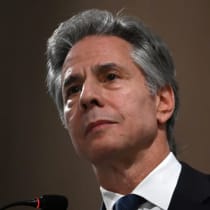  El Secretario de Estado de EEUU, Antony Blinken, se dirige a la prensa en la ciudad de Aqaba, en el sur de Jordania, el 14 de diciembre de 2024. 