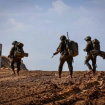  Soldados israelíes operando en Beit Lahia, en el norte de la Franja de Gaza, el 28 de noviembre de 2024.