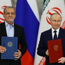  El presidente ruso Vladimir Putin y el presidente iraní Masoud Pezeshkian asisten a una ceremonia de firma de documentos en Moscú, Rusia, el 17 de enero de 2025.