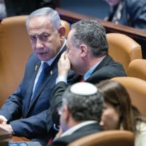  El MINISTRO DE DEFENSA Israel Katz conversa con el Primer Ministro Benjamin Netanyahu en el pleno de la Knesset. Muy pronto, Netanyahu declaró que uno de sus objetivos de guerra era destruir a Hamás. Herida, incluso discapacitada, como puede estar Hamás, no está destruida, afirma el escritor. 