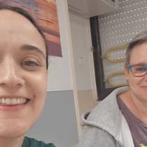  Emily Damari (izq.) con su madre, Mandy, el 20 de enero de 2025 