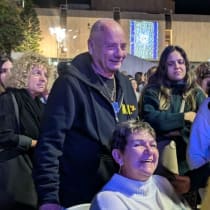  Clara Merman, que fue liberada en el primer intercambio de rehenes, sentada en la Plaza de los Rehenes.