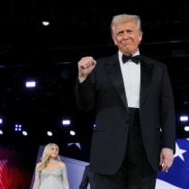  El presidente de EE.UU., Donald Trump, gesticula junto a su esposa, la primera dama Melania Trump, el vicepresidente de EE.UU., J.D. Vance, y su esposa Usha Vance durante el Baile de la Libertad el día de la toma de posesión del segundo mandato presidencial de Donald Trump en Washington, EE.UU.