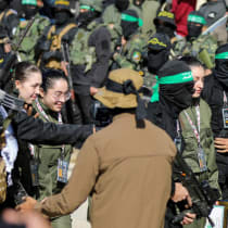  Terroristas de Hamás entregan a cuatro rehenes israelíes a la Cruz Roja en la ciudad de Gaza, el 25 de enero de 2025 