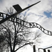  LA PUERTA DE ENTRADA de Auschwitz lleva la infame frase: 'Arbeit macht frei'. El escritor afirma: Quizá, como judíos, estemos menos solos en nuestro dolor de lo que tememos"