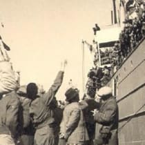  NUEVOS INMIGRANTES llegan al puerto de Haifa tras la II Guerra Mundial y son recibidos por familiares y amigos.