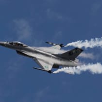  Un caza F-16 perteneciente a la Fuerza Aérea de Pakistán (PAF) actúa para conmemorar la 'Operación Swift Retort' de la Fuerza Aérea de Pakistán, tras el derribo de aviones militares indios el 27 de febrero de 2019 en Cachemira, durante un espectáculo aéreo en Karachi, Pakistán 27 de febrero de 2020