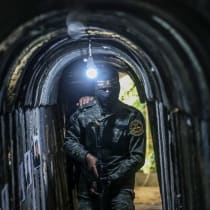  Un palestino de las brigadas Al-Quds, el ala militar de la Yihad Islámica Palestina (YIP), visto en el interior de un túnel militar en Beit Hanun, en la Franja de Gaza. 18 de mayo de 2022