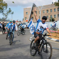  AMIGOS DE Ofer Kalderon montan en bicicleta mientras esperan su llegada al Centro Médico Sheba para recibir tratamiento tras su liberación de Gaza el sábado. Se pregunta el autor: ¿Puede alguien imaginar una situación en la que se hubiera dejado atrás a los tres últimos rehenes liberados?