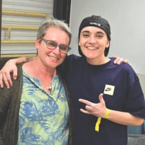  La ex rehén británico-israelí Emily Damari posa para una foto con su madre, Mandy, tras ser liberada de Gaza, donde permanecía retenida desde el mortífero ataque de Hamás del 7 de octubre de 2023, en el Centro Médico Sheba de Ramat Gan, en esta imagen obtenida por Reuters el 21 de enero de 2025.