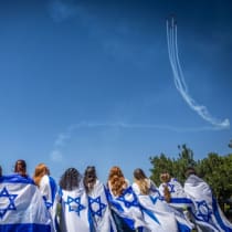  Un grupo de personas observa el espectáculo aéreo militar que forma parte de las celebraciones del 75º Día de la Independencia de Israel, en el parque Saker de Jerusalén, el 26 de abril de 2023.