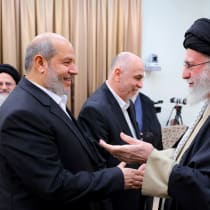  El líder supremo de Irán, ayatolá Ali Jamenei, se reúne con el líder de Hamás, Jalil al-Hayya, en Teherán, Irán, 8 de febrero de 2025.
