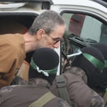  Ohad Ben Ami, rehén retenido en Gaza desde el mortífero atentado del 7 de octubre de 2023, es liberado por terroristas de Hamás en el marco de un alto el fuego y un acuerdo de intercambio de rehenes y prisioneros entre Hamás e Israel en Deir Al-Balah, en el centro de la Franja de Gaza