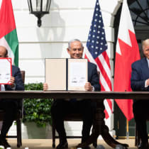  Washington DC, EE.UU. - 15 de septiembre de 2020: Benjamin Netanyahu, Donald Trump, Abdullatif bin Rashid Al Zayani y Abdullah bin Zayed Al Nahyan asisten a la ceremonia de los Acuerdos de Abraham en La Casa Blanca.