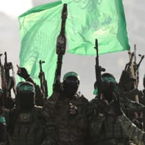  Gestos de terroristas de Hamás el día de la entrega de rehenes retenidos en Gaza desde el mortífero ataque del 7 de octubre de 2023 a miembros del Comité Internacional de la Cruz Roja (CICR) como parte del alto el fuego y del acuerdo de intercambio de rehenes y prisioneros entre Hamás e Israel