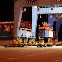  Bombas de 2.000 libras procedentes de EE.UU. se cargan en camiones en el puerto israelí de Ashdod, 15 de febrero de 2025.