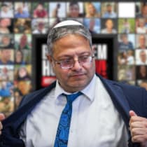 El ministro de Seguridad Nacional, Itamar Ben-Gvir, sobre un fondo de fotos de rehenes