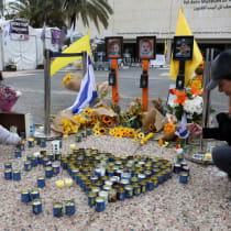  Israelíes rinden homenaje a la familia Bibas y a Oded Lifshitz, en Tel Aviv, 22 de febrero de 2025