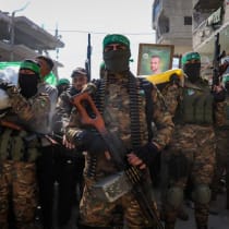  Terroristas de las Brigadas Al-Qassam, el ala militar de Hamás, y dolientes asisten al funeral de los combatientes de Al-Qassam que murieron durante la guerra entre Israel y Hamás en el campo de Al-Shati, en la ciudad de Gaza, el 28 de febrero de 2025. 