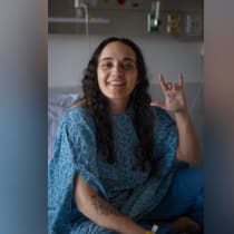  Emily Damari antes de la operación con la mano en alto, 2 de marzo de 2025
