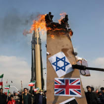  Iraníes queman un obelisco simbólico con la bandera británica y la estrella de David en Teherán, el 10 de febrero de 2025 
