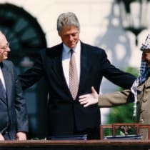  YASSER ARAFAT tiende la mano a Yitzhak Rabin, mientras Bill Clinton se interpone entre ambos, tras la firma de la Declaración de Principios Israel-OLP, en la Casa Blanca, el 13 de septiembre de 1993.