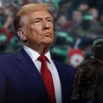  El presidente estadounidense Donald Trump visto con un terrorista de Hamás (ilustrativo)