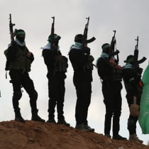  Palestinos de Hamás se reúnen en el lugar de la entrega de los cuerpos de cuatro rehenes israelíes en Khan Yunis, en el sur de Gaza, el 20 de febrero de 2025. 