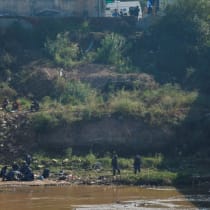  Agentes de policía patrullan los perímetros el día en que los agricultores marchan hacia Nueva Delhi para presionar por mejores precios de las cosechas que se les prometieron en 2021, en la barrera de Shambhu, un paso fronterizo entre los estados de Punjab y Haryana, India, 6 de diciembre de 2024 (