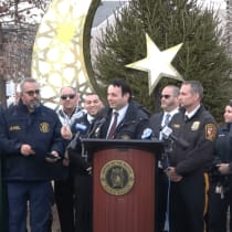  El alcalde de Paterson, Andre Sayegh, habla en la Ceremonia de Encendido del Hilal que marca el inicio del Ramadán, 28 de febrero de 2025.