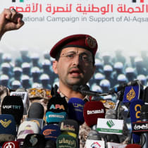  El portavoz militar de los Houthi, Yahya Saree, pronuncia una declaración en la que reivindica los ataques a Israel, durante una concentración de manifestantes, en su mayoría partidarios de los Houthi, para mostrar su apoyo a los palestinos de la Franja de Gaza, en Saná, Yemen, 20 de diciembre de 2