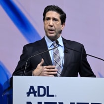  David Schwimmer presenta el reconocimiento inaugural "Héroes contra el odio" a más de 30 voces influyentes y valientes en ADL Never Is Now en el Javits Center de Nueva York el 4 de marzo de 2025.
