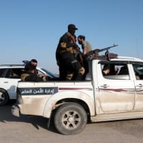  Miembros del ejército sirio viajan en un vehículo militar mientras se dirigen a Latakia para unirse a la lucha contra los combatientes vinculados al derrocado líder sirio Bashar al-Assad, en Alepo, Siria, 7 de marzo de 2025.