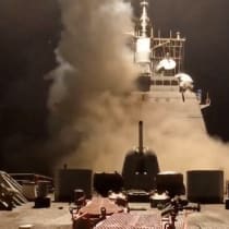  Un barco dispara misiles en un lugar no revelado, después de que el presidente de Estados Unidos, Donald Trump, lanzara ataques militares contra los Houthis de Yemen, alineados con Irán, el sábado por los ataques del grupo contra el transporte marítimo del Mar Rojo, en esta captura de pantalla