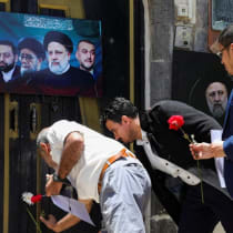  Activistas Houthi depositan flores bajo un cartel en la puerta de la embajada iraní mientras ofrecen sus condolencias por la muerte del fallecido presidente iraní Ebrahim Raisi y otros, en Sanaa, Yemen 21 de mayo 2024. 
