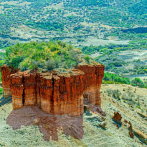  Monolito de sedimentos rojos en la Garganta de Olduvai o Garganta de Oldupai.