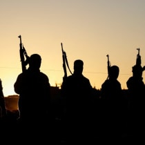 Terroristas palestinos de Hamás montan guardia antes de la liberación de los rehenes retenidos en Gaza desde el mortífero atentado del 7 de octubre de 2023, en el marco de un alto el fuego y un acuerdo de intercambio de rehenes y prisioneros entre Hamás e Israel en Jan Yunis, en el sur de la Franja