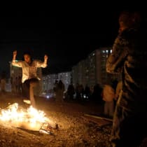 Una mujer iraní salta una hoguera durante la fiesta del fuego de los miércoles, o Chaharshanbeh Soori, que se celebra anualmente en la víspera del último miércoles antes de la fiesta primaveral de Nowruz, en Teherán, el 18 de marzo de 2025. 
