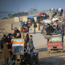  Palestinos se dirigen al norte de la Franja de Gaza desde el sur. 13 de febrero de 2025.