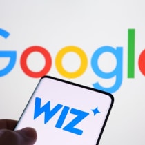  Los logotipos de las empresas Wiz y Google se ven en las pantallas de smartphones y portátiles.