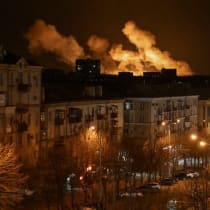  El humo ondea sobre la ciudad después de un ataque de un avión no tripulado ruso, en medio del ataque de Rusia a Ucrania, en Zaporizhzhia, Ucrania 21 de marzo 2025. 
