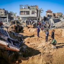  Personal de la Defensa Civil Palestina busca bajo los escombros tras los ataques israelíes en el sur de Gaza, 23 de marzo de 2025